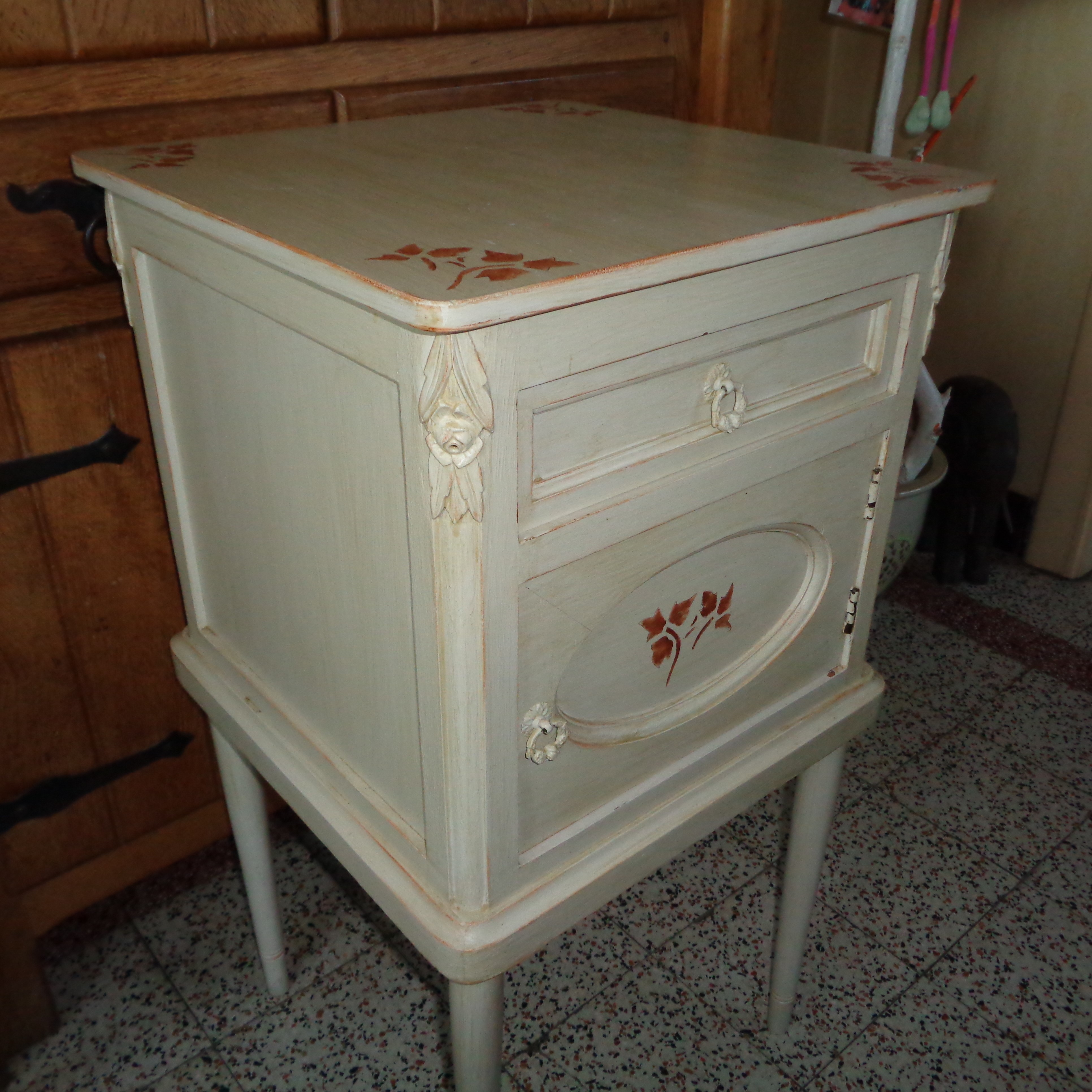 A vendre table de nuit ancienne